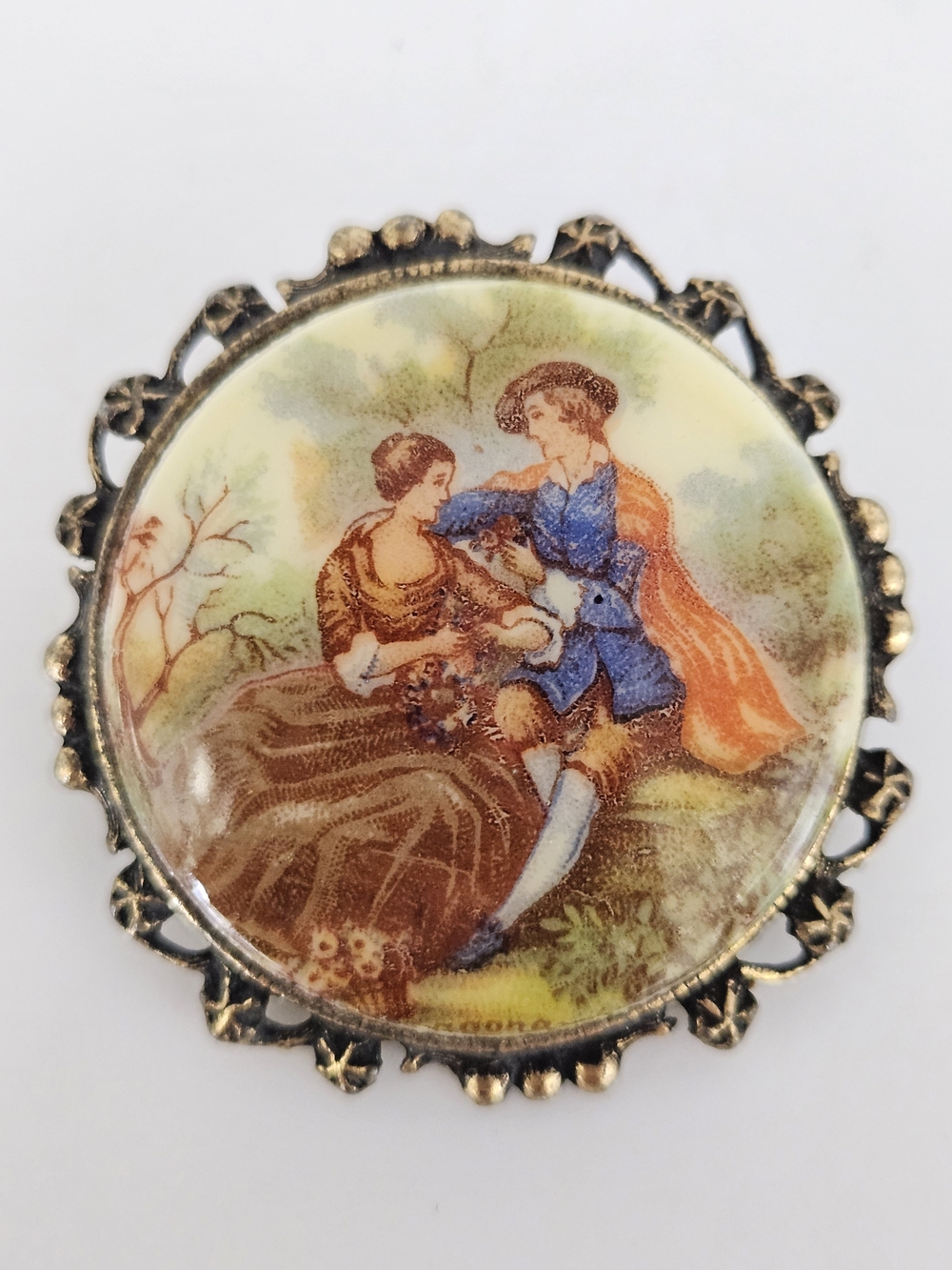 VINTAGE Victorian Style Courting Couple Round Gold Tone Framed Brooch Pin